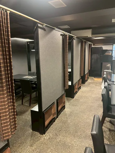 落ち着いた店内