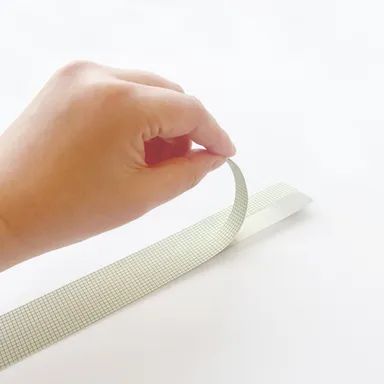 はく離紙には2mm方眼＋中央にスリット入で、貼りやすい