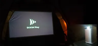 キャンプにてモバイルプロジェクターで