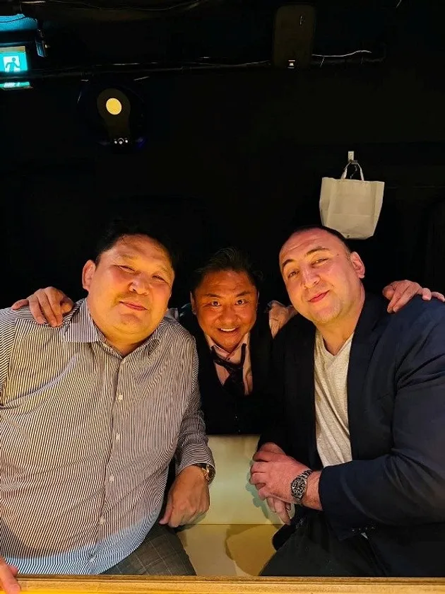 元関脇 朝赤龍 高砂親方(写真左)・ROY株式会社 代表取締役 大石 竜次(写真中央)・元大関 栃ノ心 剛史氏(写真右)