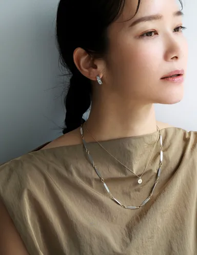 潔いシンプルさの中に、こなれたニュアンスと女らしさが宿るネックレス