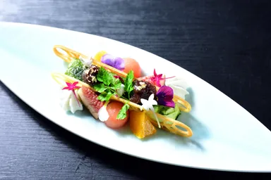 お花畑のように華やかなスイーツ