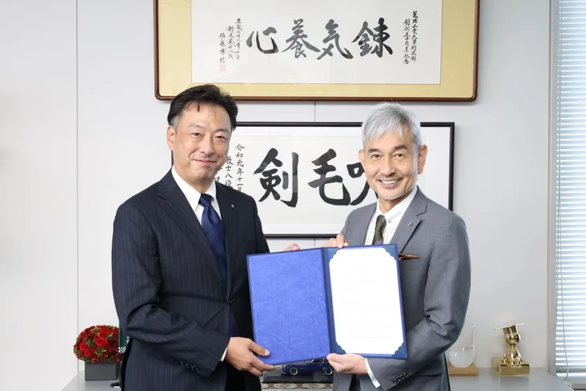 写真左より、スズキ株式会社常務役員 技術戦略本部長 角野卓と芝浦工業大学学長 山田純(芝浦工業大学豊洲キャンパスにて)