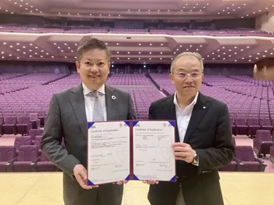 2025年7月16日に行われた認証授与式にて　写真右より、パシフィコ横浜 代表取締役社長：林 琢己様、BSIグループジャパン 代表取締役社長：漆原 将樹