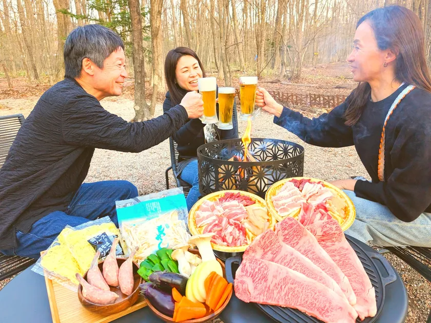 快適な森の中で楽しく乾杯