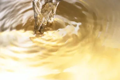 煮詰めて琥珀色になった濃縮にがり