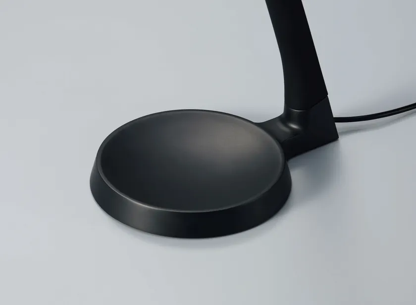 緩やかに弧を描くベース