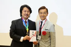 授賞式の様子(富田・阿曽氏)
