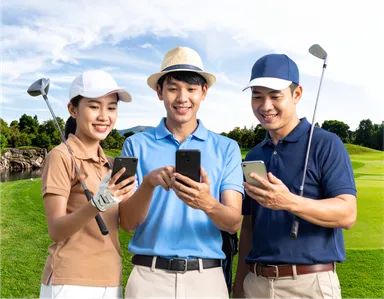 仲間とスマホでスウィング確認