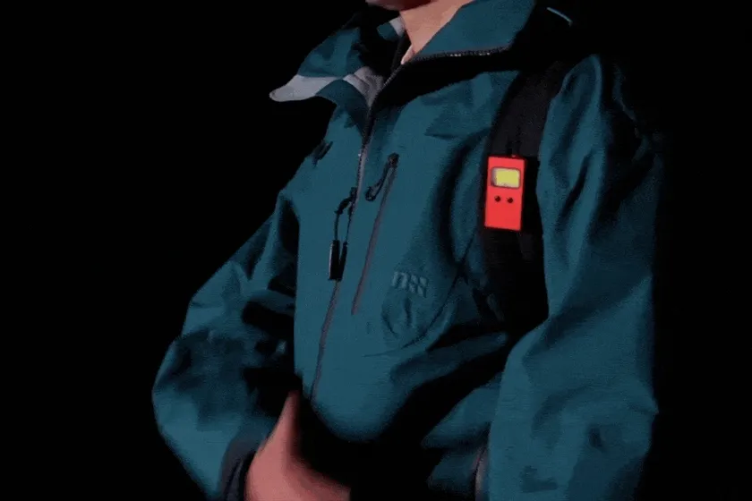 手をかざすだけで、瞬時に点灯・消灯