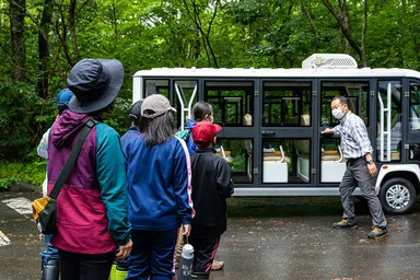 散策場所まではグリーンスローモビリティを使用