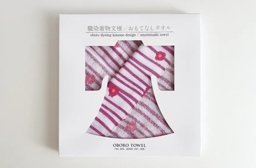 畳み方から見せ方まで細部にまでこだわった「おもてなしタオル」のパッケージ(表面)