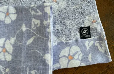 新技術によりガーゼ面ははっきりとタオル面はおぼろげに染められた「おもてなしタオル」