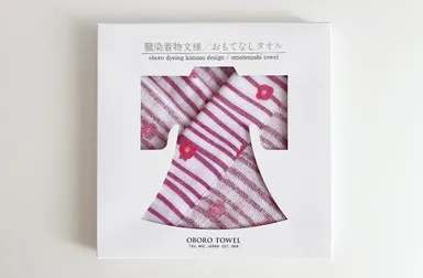 畳み方から見せ方まで細部にまでこだわった「おもてなしタオル」のパッケージ(表面)