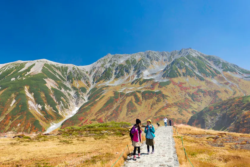美しい紅葉の中散策ができる室堂エリア