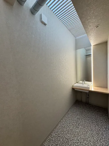 「海／空・砂／石・太陽／夕陽」など自然をテーマにした3部屋タイプ