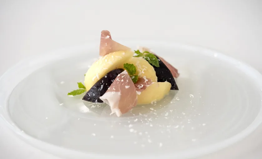 泉州水茄子と白桃、フランス産ジャンボン・クリュ ミントとリコッタサラータのアクセント