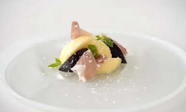 泉州水茄子と白桃、フランス産ジャンボン・クリュ　ミントとリコッタサラータのアクセント