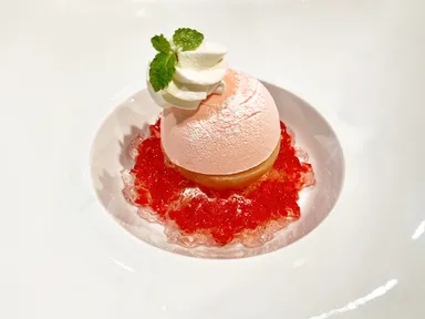 福島県産白桃のコンポート　バニラのアイスとフランボワーズのソース