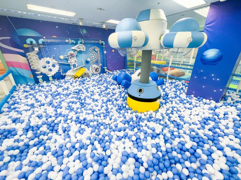 宇宙空間のようなボールプール
