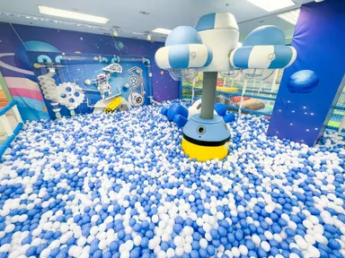 宇宙空間のようなボールプール