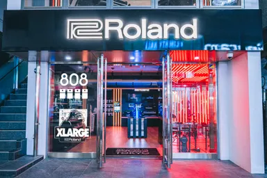 「TR-808」と「OGゴリラロゴ」のウィンドウ・ラッピングを実施