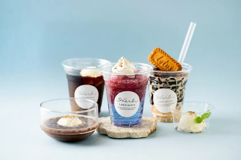 ~夏の冷たいメニュー~ ハーブの宝石ゼリー/シナモンコーヒーゼリー/コーヒーフロート/スパイスしるこアイス(各500円)/バニラアイスカカオニブトッピング(300円)