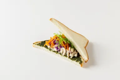 サラダチキンサンド(350円)