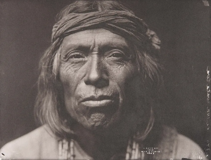 エドワード・S. カーティス《シワワチワ ズニ族》1903年