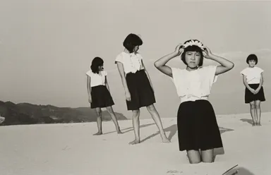 植田正治《少女たち》1945年 (C) Shoji Ueda / Shoji Ueda Office