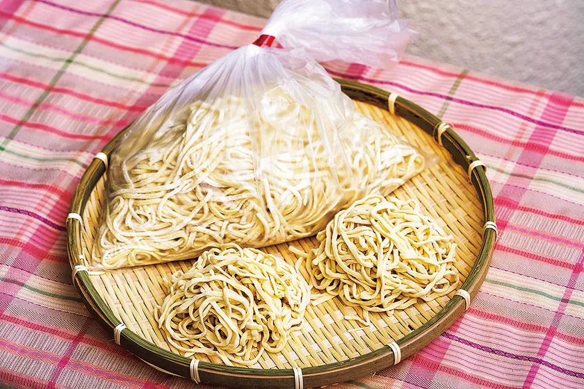 【タイラ製麺所】「自家製沖縄そば手揉み麺」(スープ付)