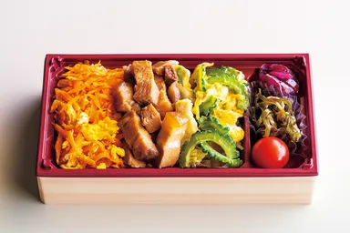 【なぎいろ】「沖縄県認証 琉球料理 伝承人謹製 だし香るラフテー琉球料理弁当」