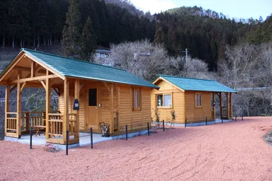 農場内にはキャンプサイトや気軽に宿泊できるキャビン、入浴施設などを併設している