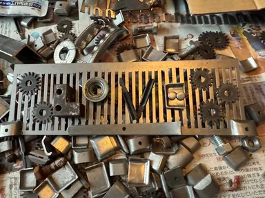 一例：廃材を用いたメタルアート作品(2)