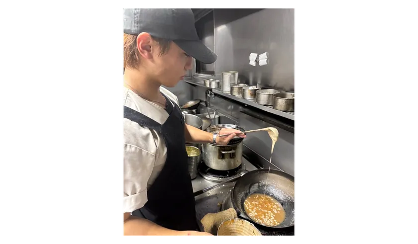 厨房で日々、中華料理を作り続ける