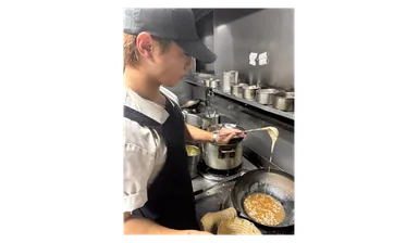 厨房で日々、中華料理を作り続ける