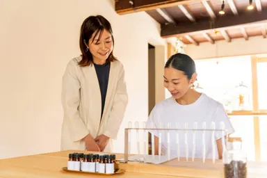 お守り香水作り体験の様子2