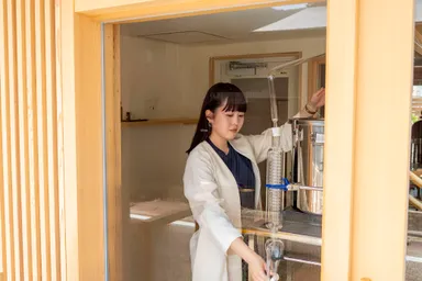 店内で蒸留する様子2