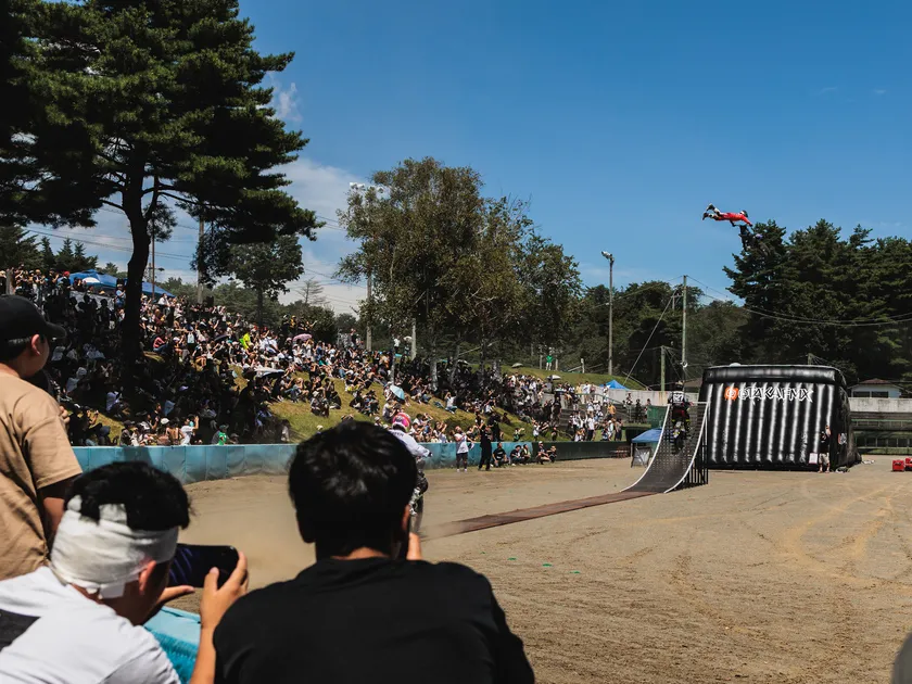 祭り全景とにぎわい