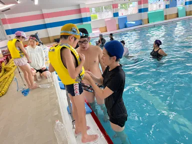 ライフジャケットの着方を学ぶ