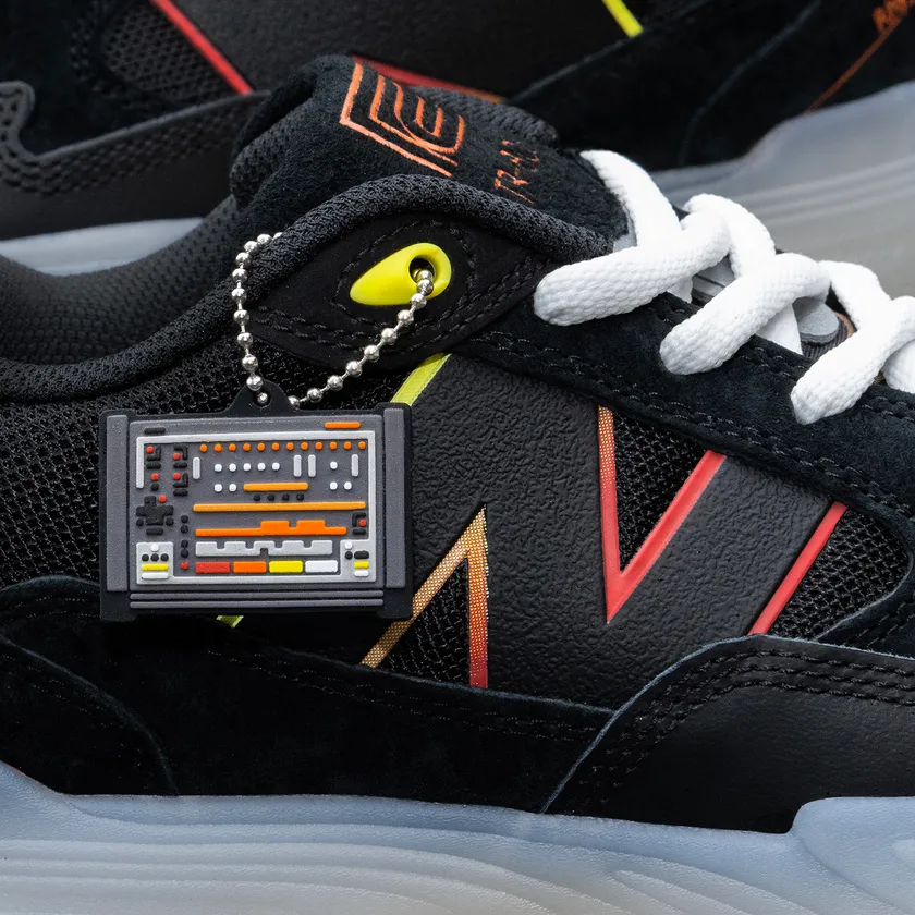 「TR-808」デザインのキー・チェーンが付属