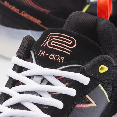 シュータンにローランド「TR-808」のロゴ