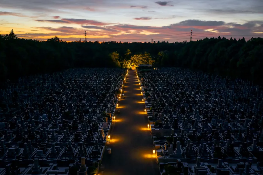 船橋昭和浄苑の参道の月燈慈