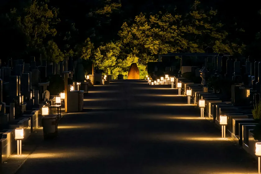 船橋昭和浄苑の「浄縁墓」へ向かう参道が光の橋のように見えます