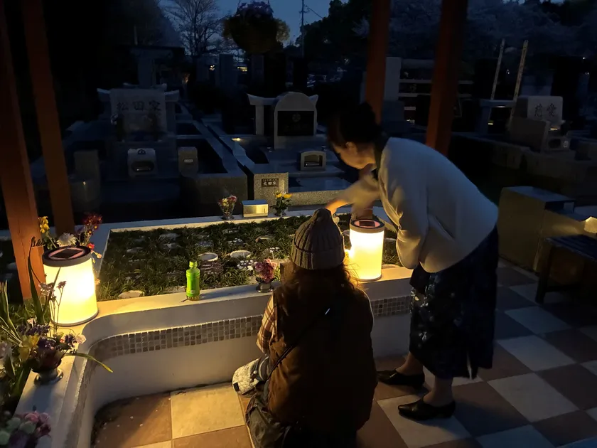 ランタンはお墓の前まで持っていくことができます