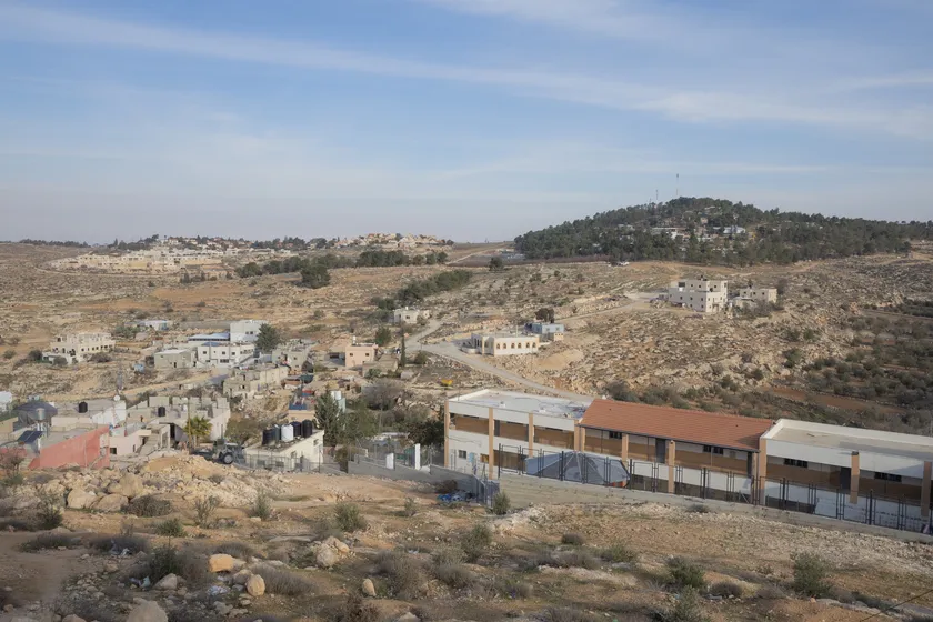 イスラエル人入植地とパレスチナ人集落のある風景