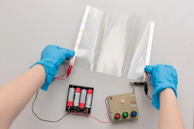 曲げてもLEDが点滅する透明導電膜