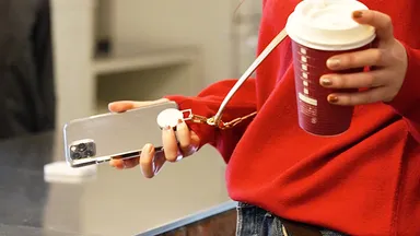 スマホの着脱が一瞬なので、レジ前でのスマホ決済がしやすくなる