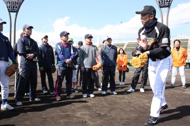 内野手の基本動作について指導する宮本内野手