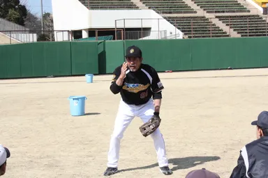 熱気溢れる屋鋪外野手の指導